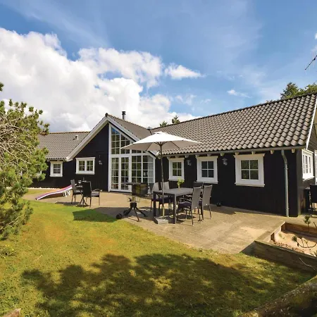 Five-bedroom Holiday In Blåvand